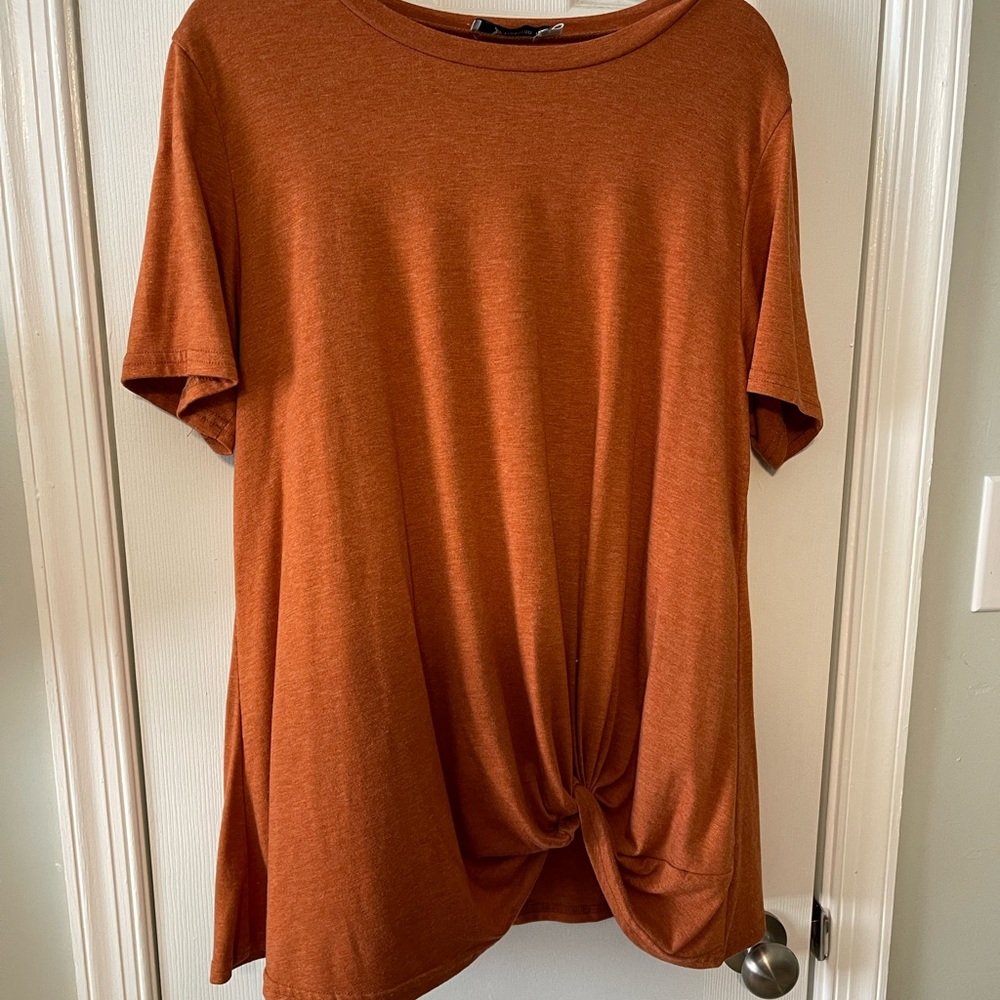 T shirt with built in tie on bottom. Loose fitting